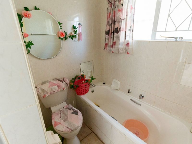 Charming Lock-Up-and-Go Townhouse with Private Garden in Sought-After Wilro Park - Photo 7