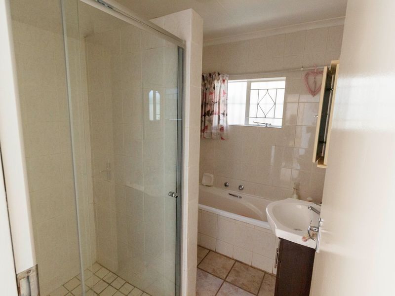 Charming Lock-Up-and-Go Townhouse with Private Garden in Sought-After Wilro Park - Photo 6