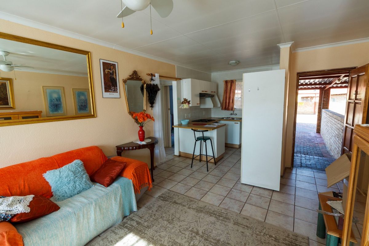Charming Lock-Up-and-Go Townhouse with Private Garden in Sought-After Wilro Park - Photo 3