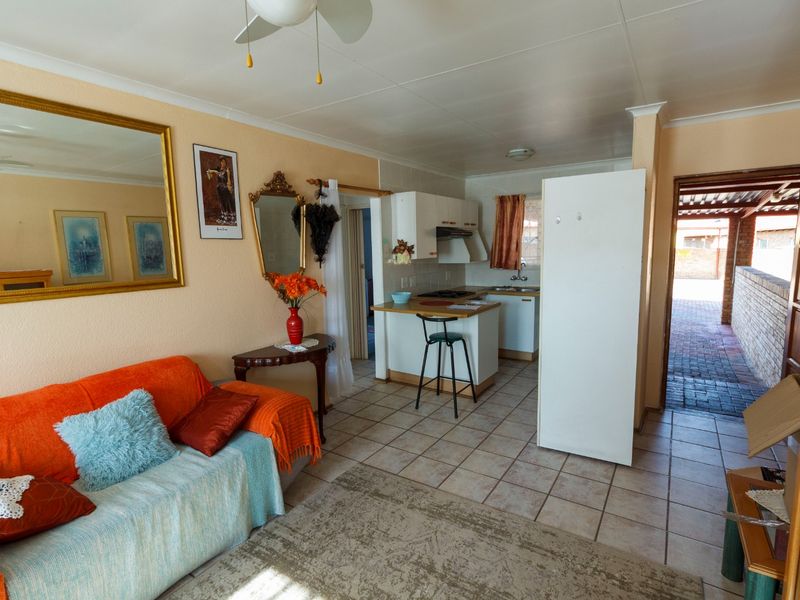Charming Lock-Up-and-Go Townhouse with Private Garden in Sought-After Wilro Park - Photo 3