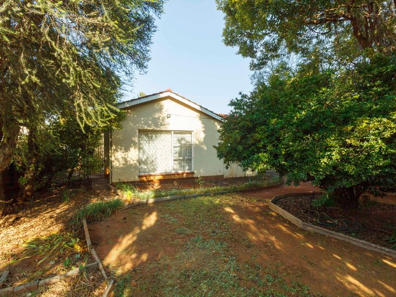 Charming Family Home with Enclosed Veranda and Beautiful Vegetable Garden - Photo 2