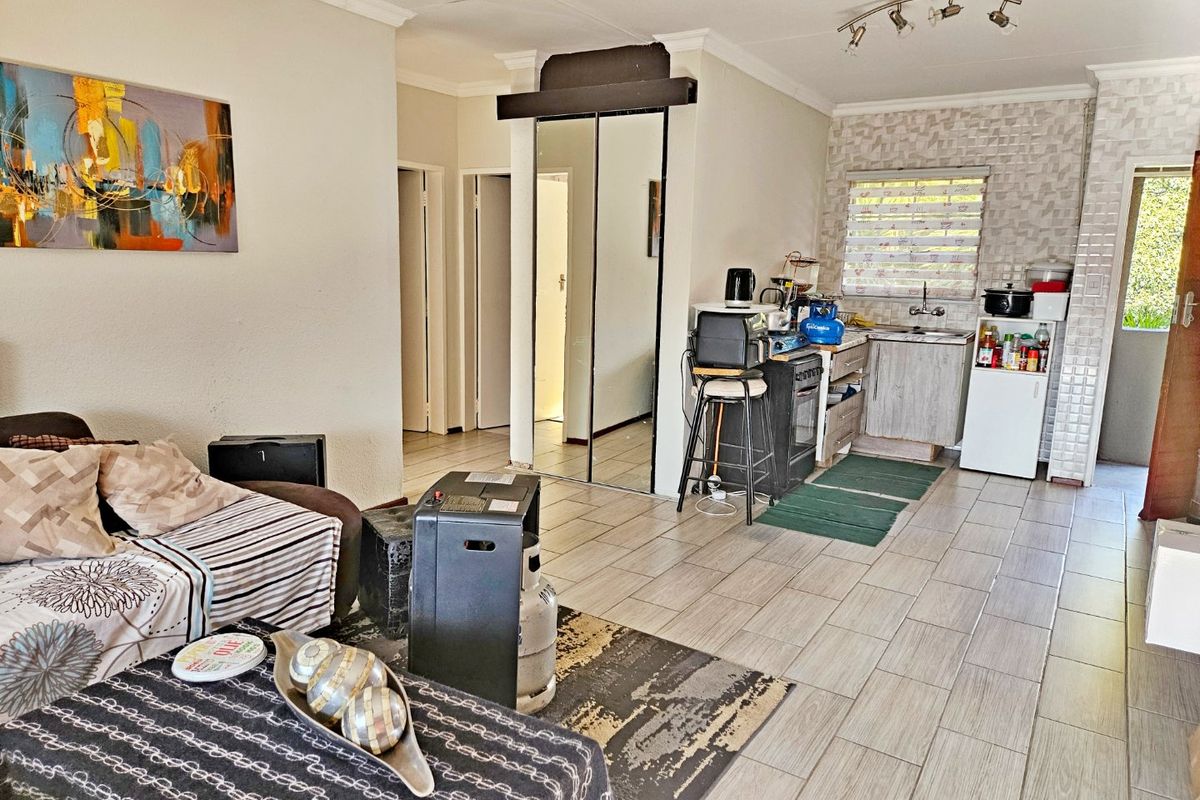 Lovely 2 Bedroom First Floor Apartment for Sale - Photo 3