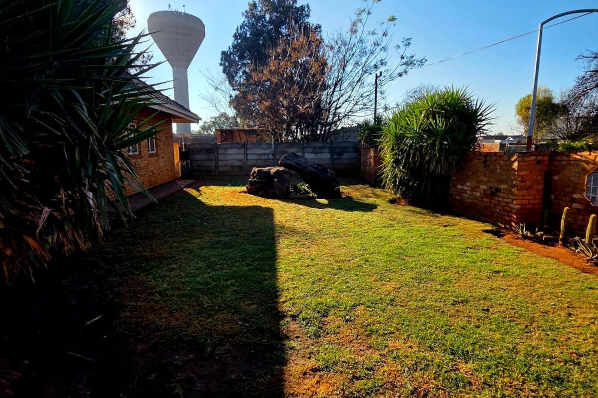 Spacious Family Home to Rent – Stilfontein Ext 1 - Photo 2