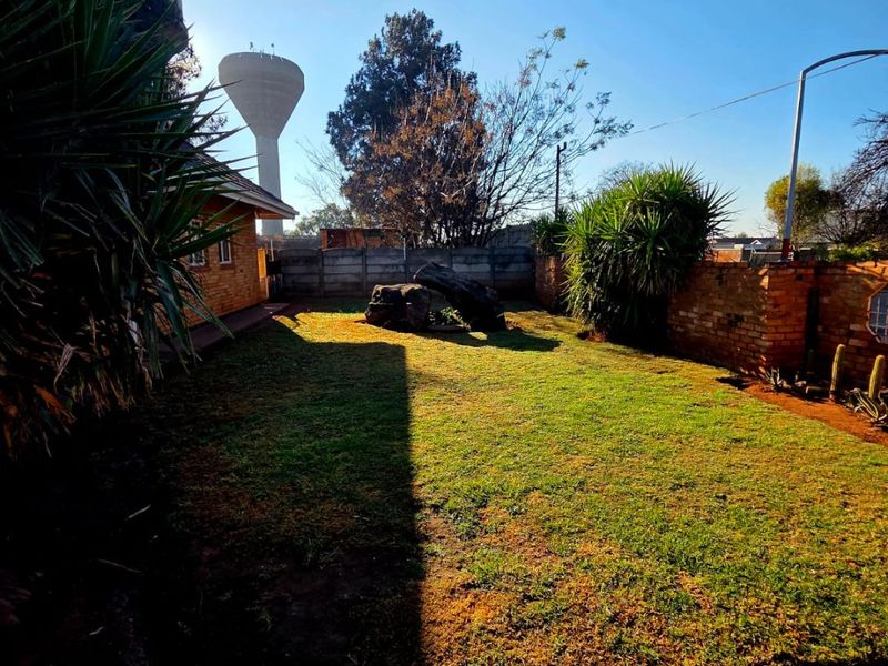 Spacious Family Home to Rent – Stilfontein Ext 1 - Photo 2