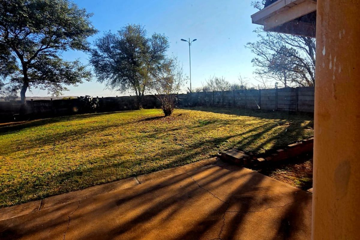 Spacious Family Home to Rent – Stilfontein Ext 1 - Photo 4