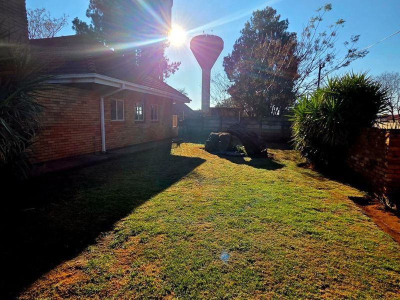 Spacious Family Home to Rent – Stilfontein Ext 1 - Photo 1