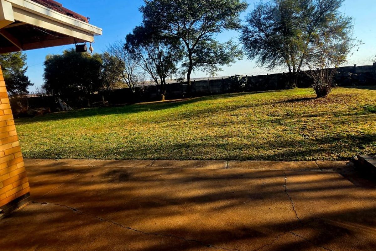 Spacious Family Home to Rent – Stilfontein Ext 1 - Photo 5