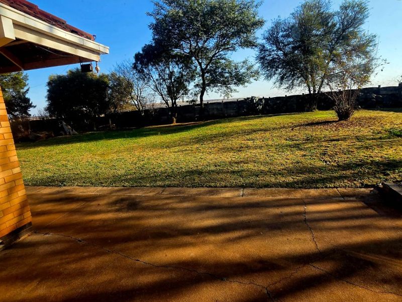 Spacious Family Home to Rent – Stilfontein Ext 1 - Photo 5