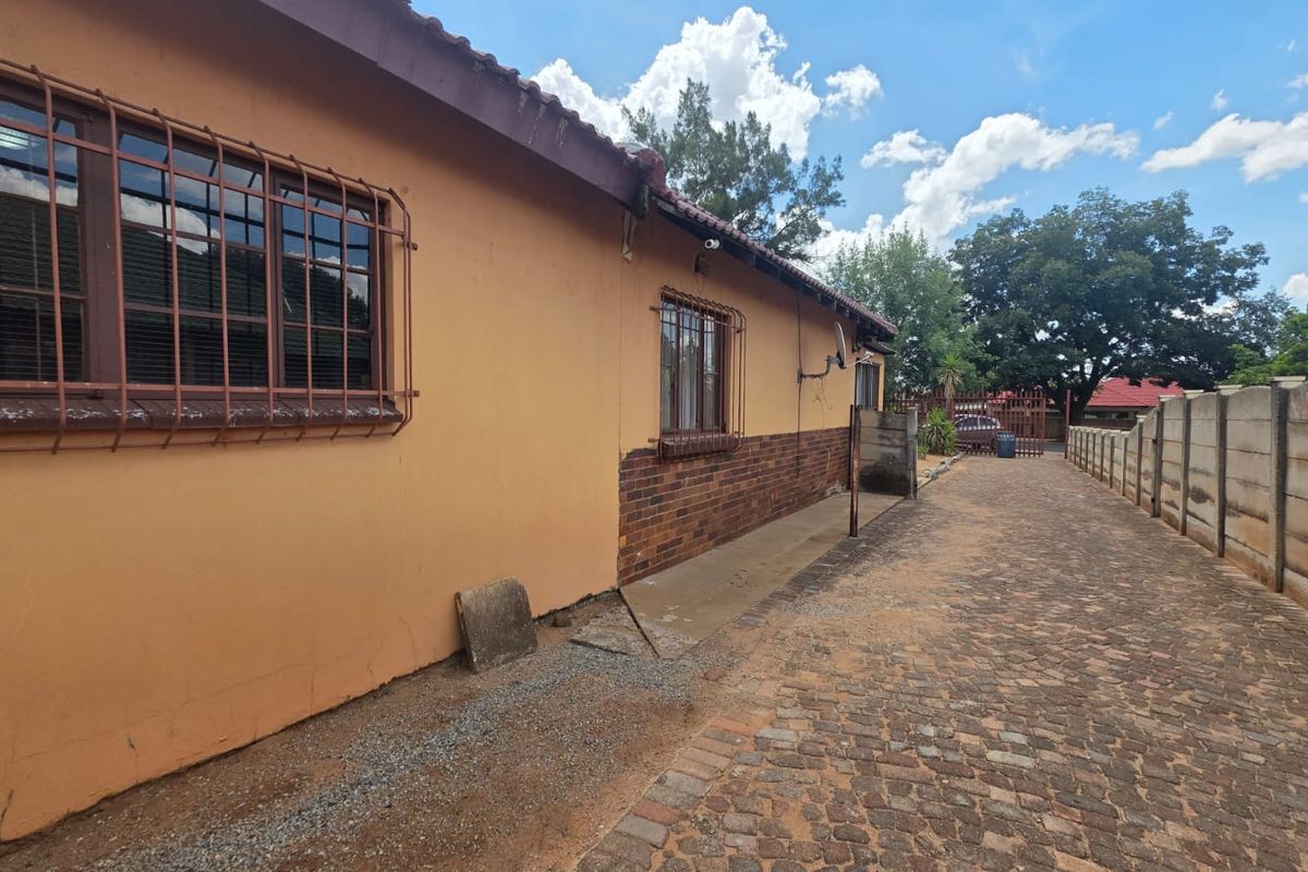3 Bedroom House for Sale in Stilfontein - Photo 5