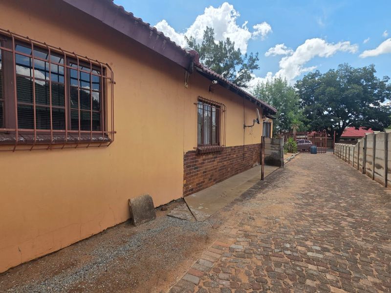 3 Bedroom House for Sale in Stilfontein - Photo 5