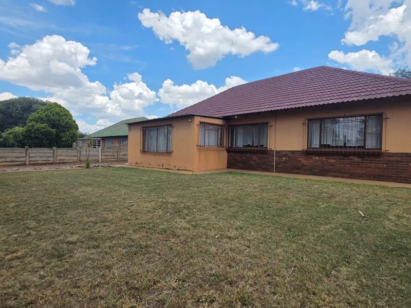 3 Bedroom House for Sale in Stilfontein - Photo 3