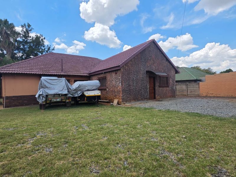 3 Bedroom House for Sale in Stilfontein - Photo 6