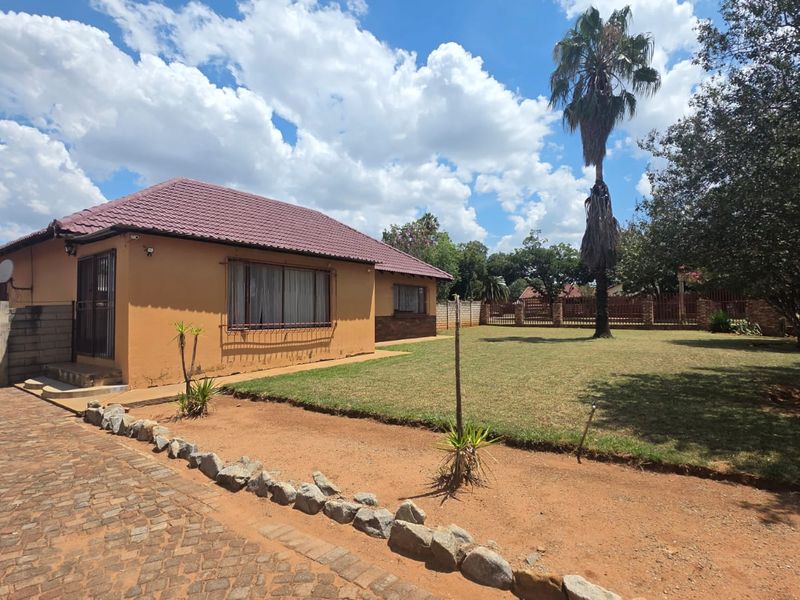 3 Bedroom House for Sale in Stilfontein - Photo 2