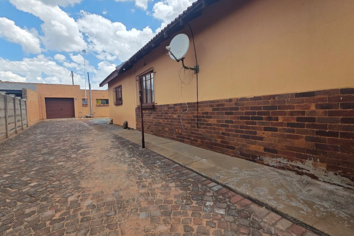 3 Bedroom House for Sale in Stilfontein - Photo 4
