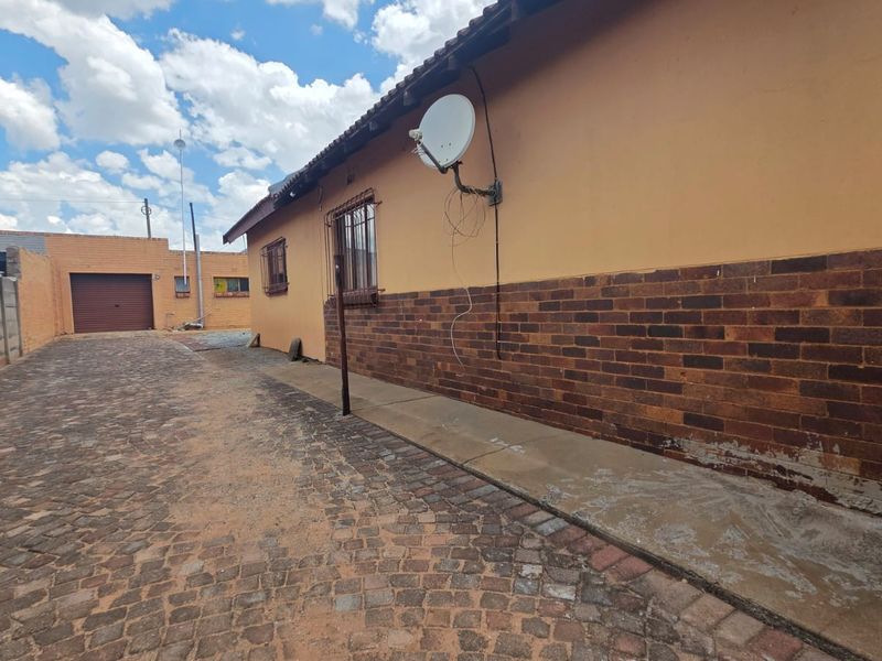 3 Bedroom House for Sale in Stilfontein - Photo 4