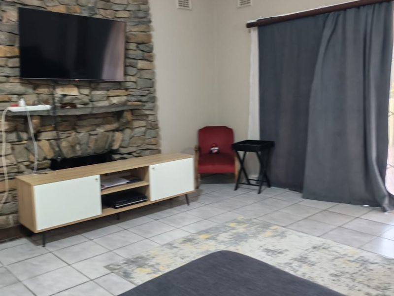 A spacious well maintained  family home  - Pinetown - Photo 7