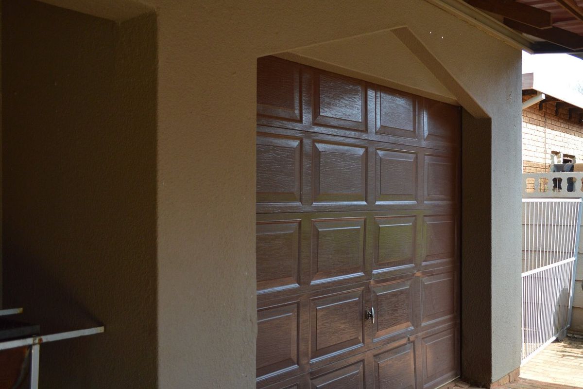 DUAL MANDATE..   A HOME OF RARE CHARACTER, ENDLESS POSSIBILITIES, AND BREATHTAKING ENTERTAINMENT   - Photo 4