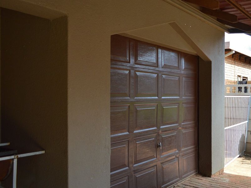 DUAL MANDATE..   A HOME OF RARE CHARACTER, ENDLESS POSSIBILITIES, AND BREATHTAKING ENTERTAINMENT   - Photo 4