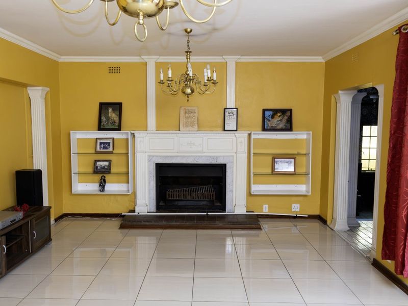 SPACIOUS FAMILY LIVING IN A PRIME EDENGLEN LOCATION! - Photo 3