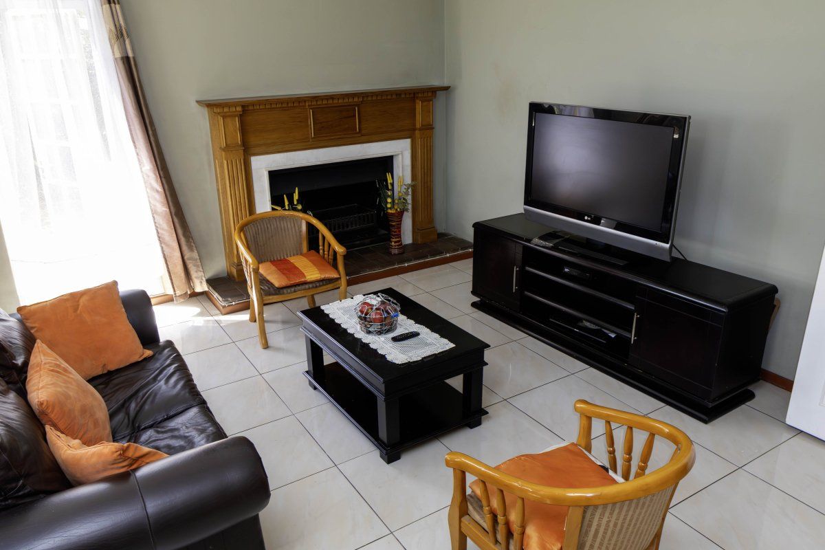 SPACIOUS FAMILY LIVING IN A PRIME EDENGLEN LOCATION! - Photo 4