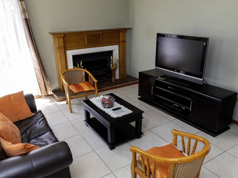 SPACIOUS FAMILY LIVING IN A PRIME EDENGLEN LOCATION! - Photo 4