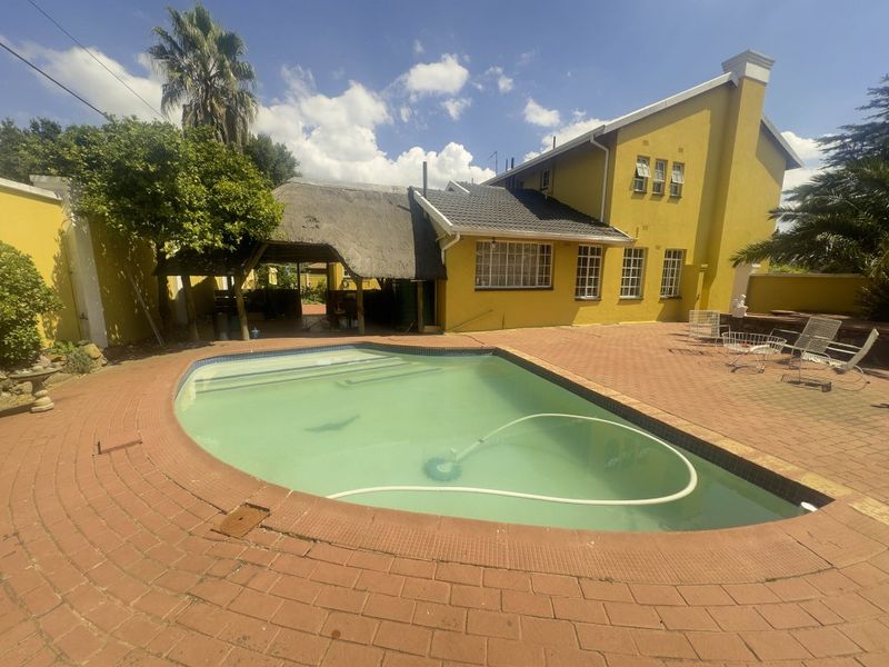 SPACIOUS FAMILY LIVING IN A PRIME EDENGLEN LOCATION! - Photo 1