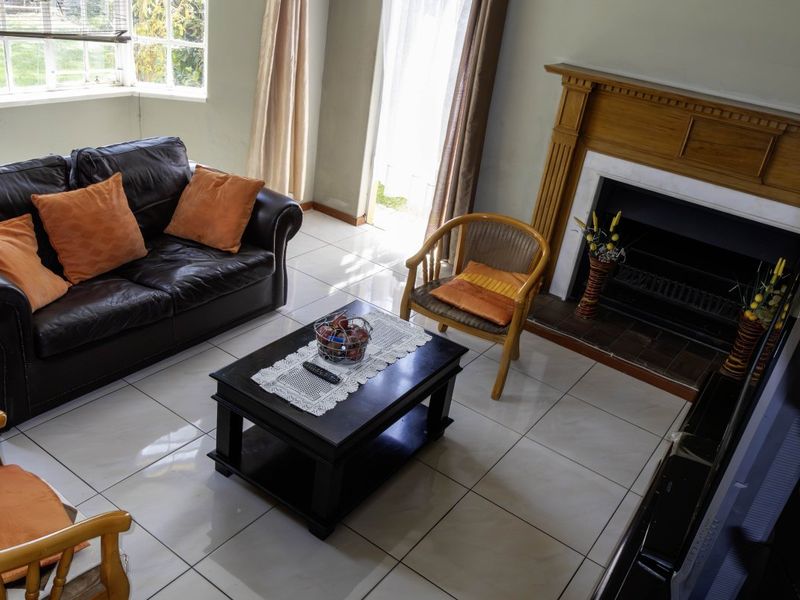 SPACIOUS FAMILY LIVING IN A PRIME EDENGLEN LOCATION! - Photo 10
