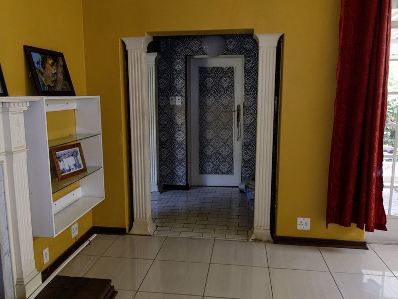 SPACIOUS FAMILY LIVING IN A PRIME EDENGLEN LOCATION! - Photo 6