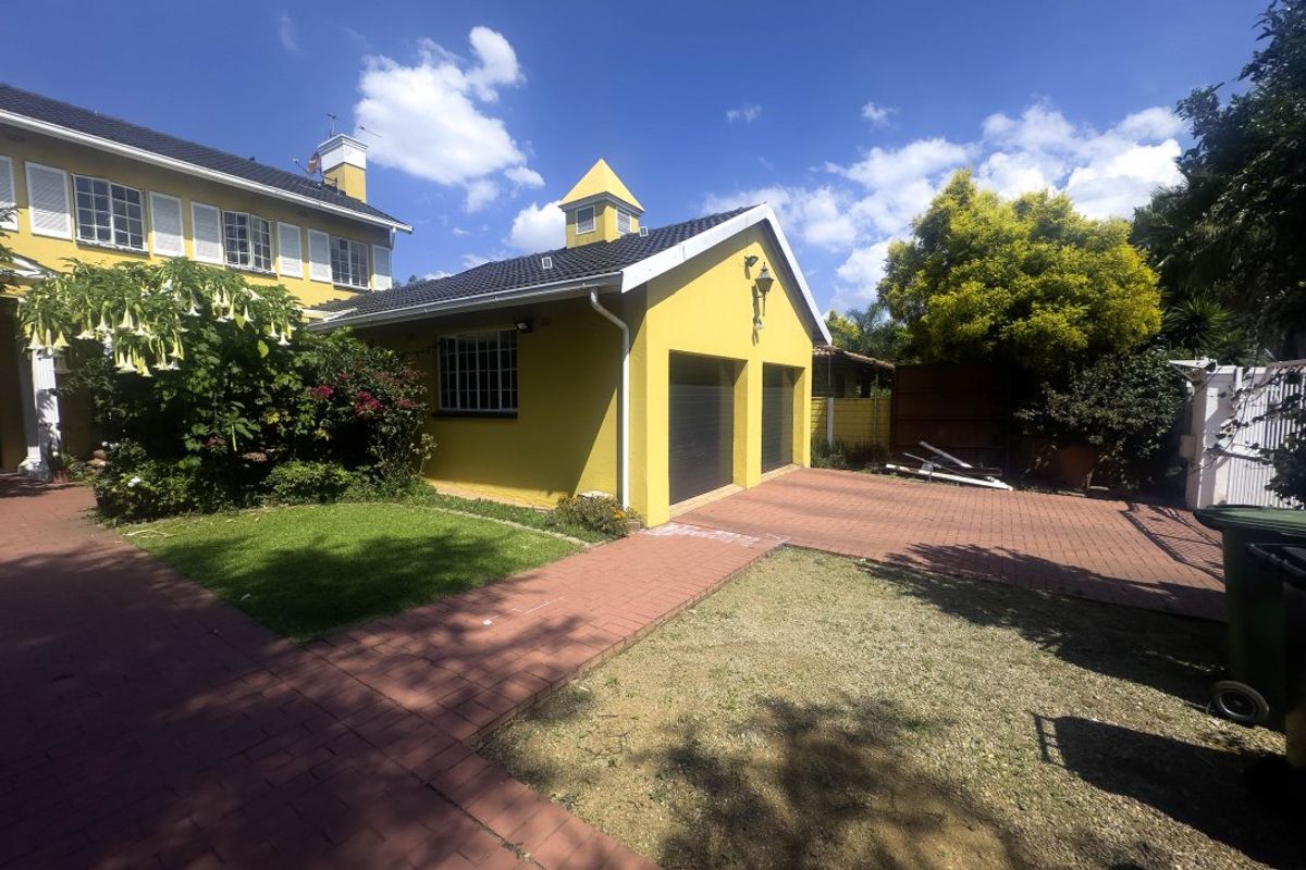 SPACIOUS FAMILY LIVING IN A PRIME EDENGLEN LOCATION! - Photo 2