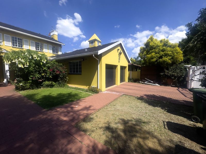 SPACIOUS FAMILY LIVING IN A PRIME EDENGLEN LOCATION! - Photo 2
