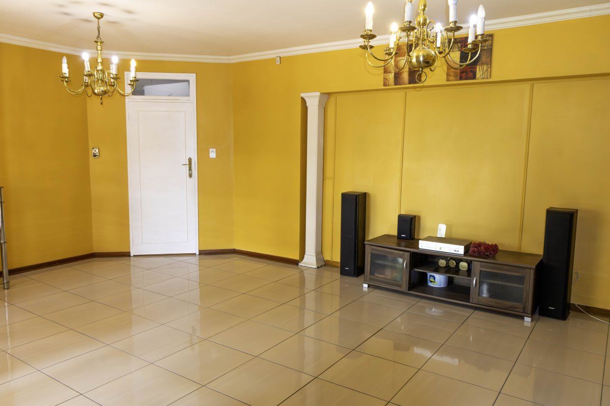 SPACIOUS FAMILY LIVING IN A PRIME EDENGLEN LOCATION! - Photo 5