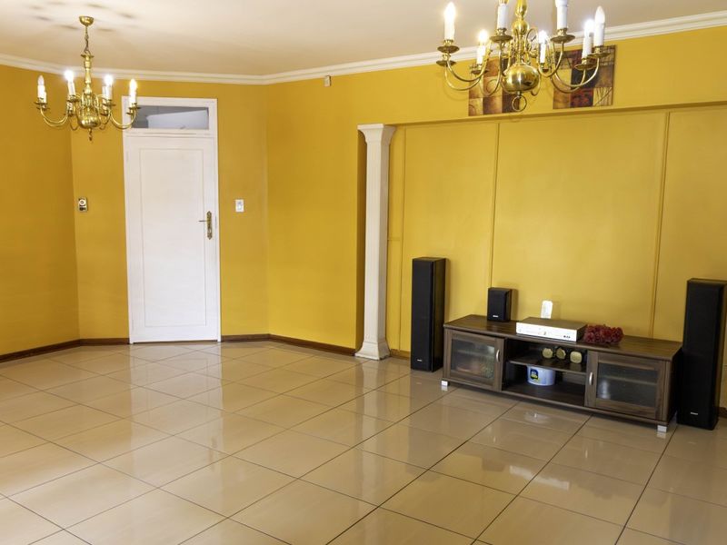 SPACIOUS FAMILY LIVING IN A PRIME EDENGLEN LOCATION! - Photo 5