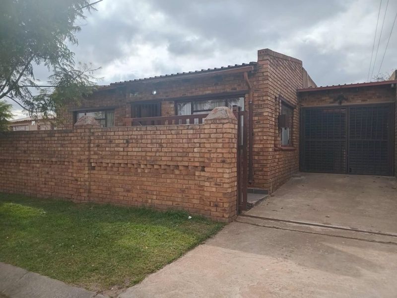 Charming 2 Bed Home in Tsakane Central - Photo 2