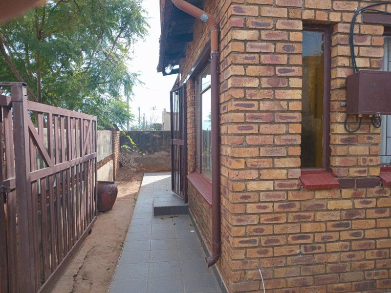 Charming 2 Bed Home in Tsakane Central - Photo 3