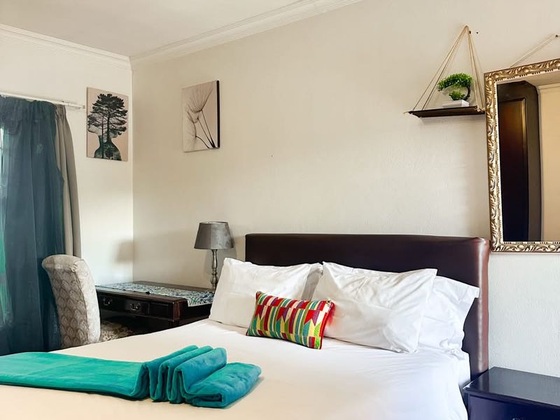 A cozy bedroom featuring crown molding and neutral wall finishes, providing a comfortable and functional sleeping space.