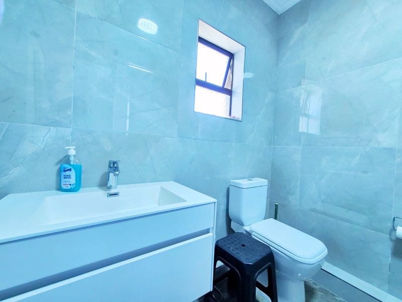 Modern 4-Bedroom Family Home in a Sought-After Suburb for Rent - Photo 10