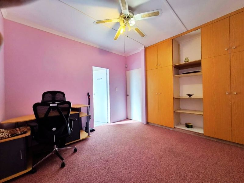 Modern 4-Bedroom Family Home in a Sought-After Suburb for Rent - Photo 8