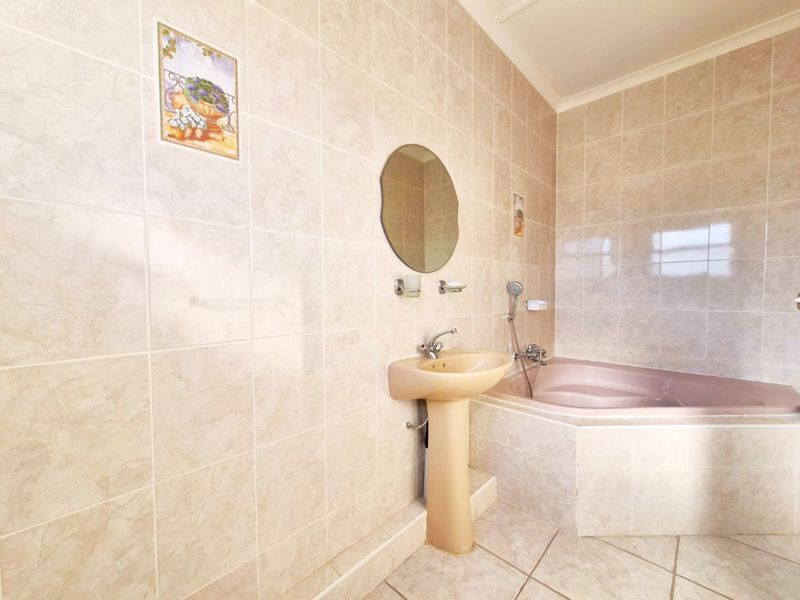 Modern 4-Bedroom Family Home in a Sought-After Suburb for Rent - Photo 6