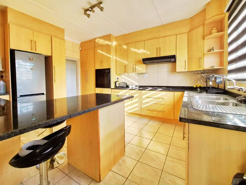 Modern 4-Bedroom Family Home in a Sought-After Suburb for Rent - Photo 2