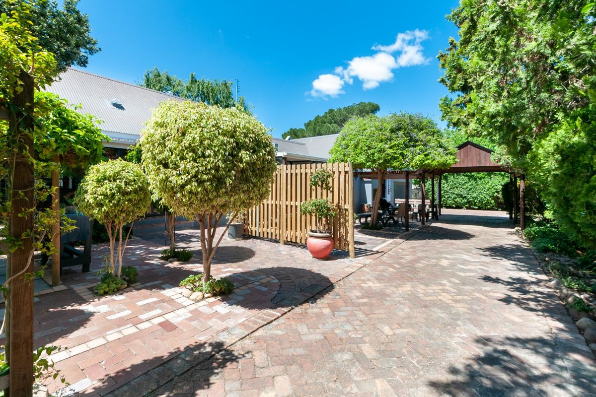 Spacious Garden Cottage Available 01 August 2026 - Photo 2