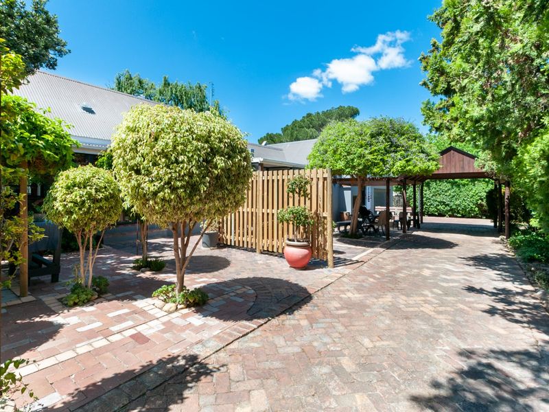 Spacious Garden Cottage Available 01 August 2026 - Photo 2