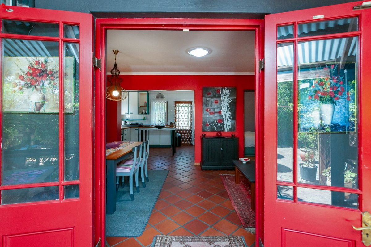 Furnished, Spacious Garden Cottage Available 01 August 2026 - Photo 2