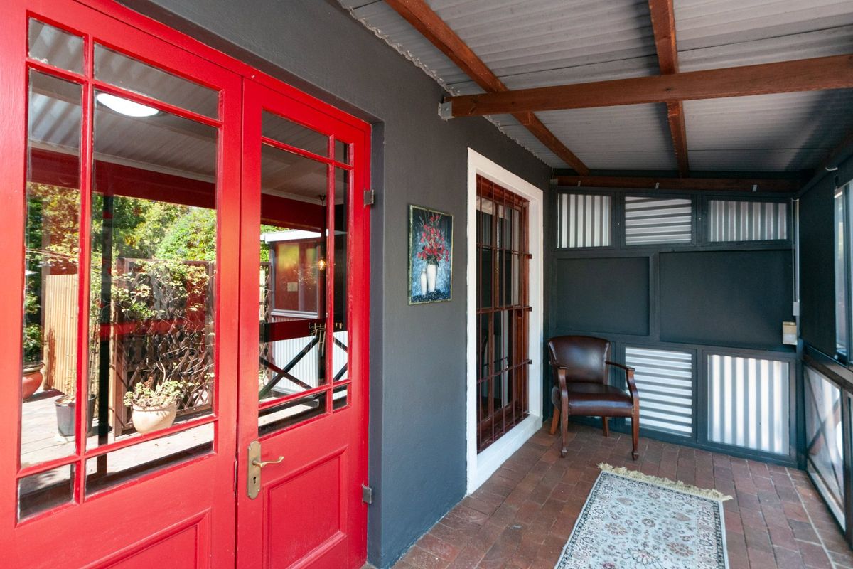 Furnished, Spacious Garden Cottage Available 01 August 2026 - Photo 4