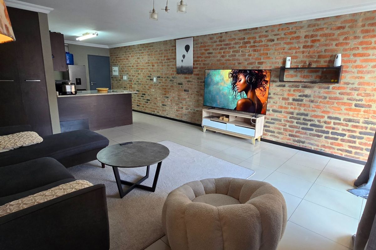 Modern 2 Bedroom Apartment in Secure Lifestyle Estate on the Bedfordview Border - Photo 2