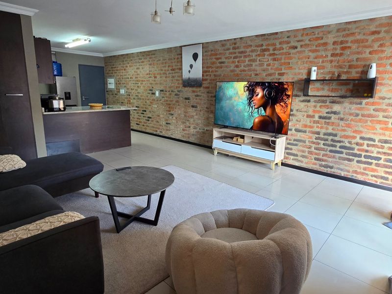 Modern 2 Bedroom Apartment in Secure Lifestyle Estate on the Bedfordview Border - Photo 2