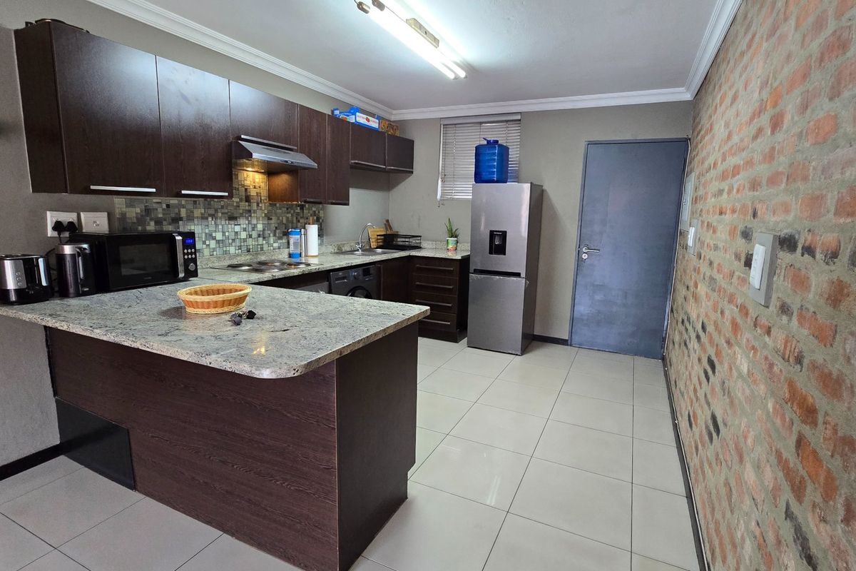 Modern 2 Bedroom Apartment in Secure Lifestyle Estate on the Bedfordview Border - Photo 3