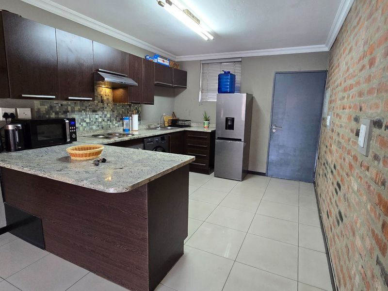 Modern 2 Bedroom Apartment in Secure Lifestyle Estate on the Bedfordview Border - Photo 3