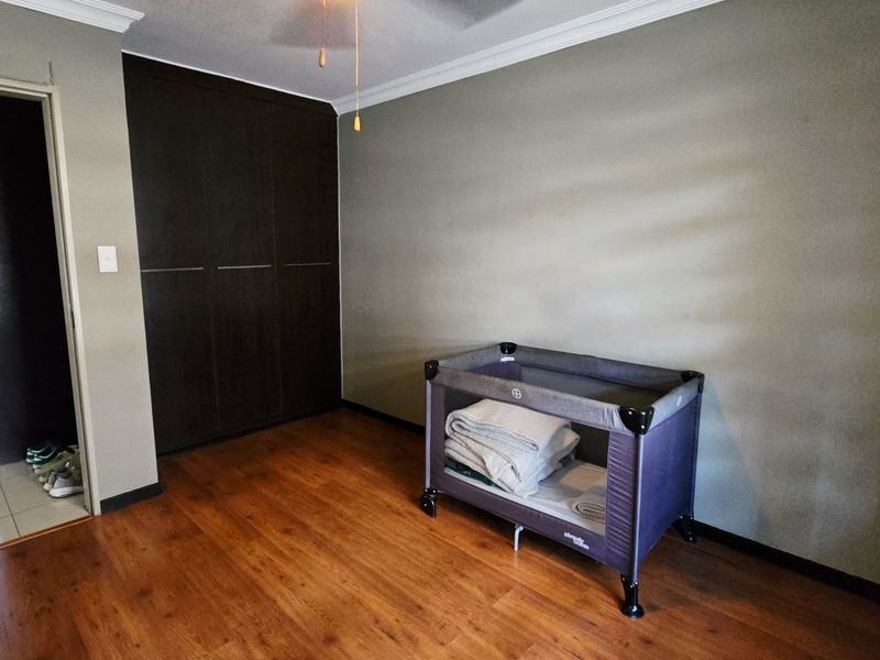 Modern 2 Bedroom Apartment in Secure Lifestyle Estate on the Bedfordview Border - Photo 10
