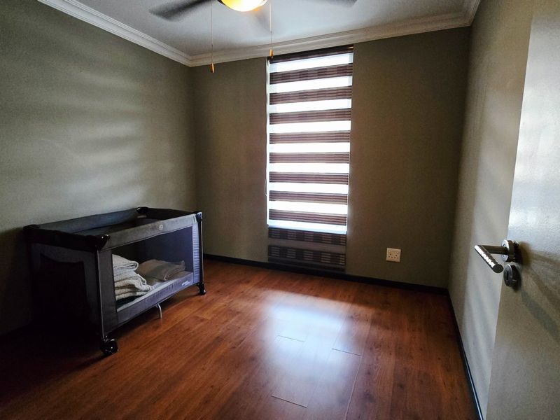 Modern 2 Bedroom Apartment in Secure Lifestyle Estate on the Bedfordview Border - Photo 9