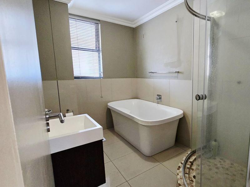Modern 2 Bedroom Apartment in Secure Lifestyle Estate on the Bedfordview Border - Photo 8